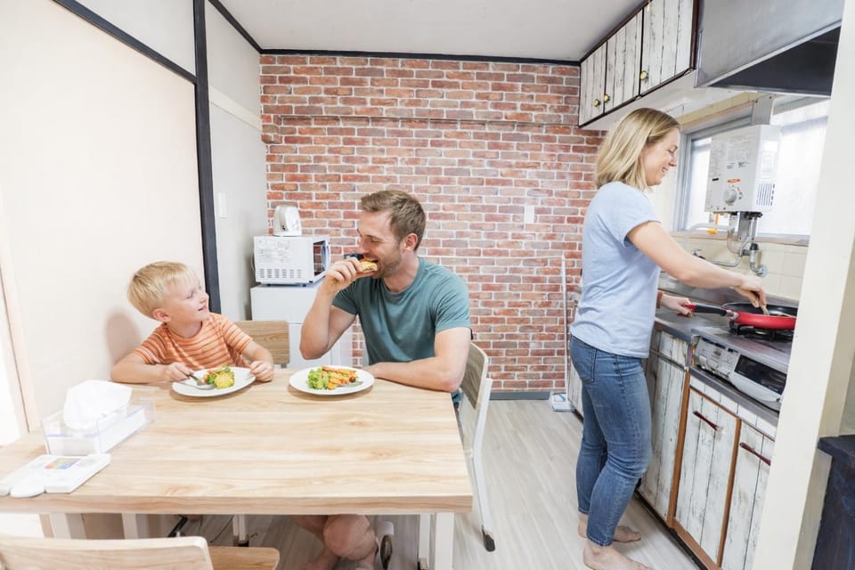 Kitchen or kitchenette, Dining area, Guests, Family, stove