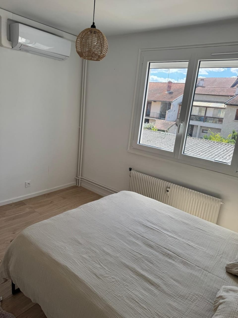 Bed, Photo of the whole room, Bedroom, air conditioner