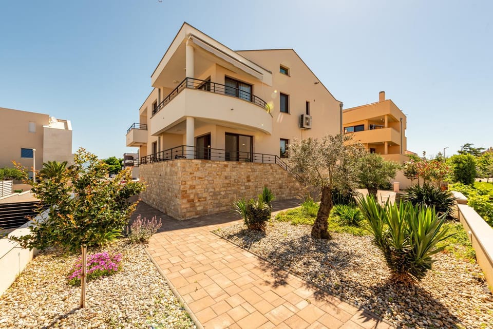 Property building, Spring, Day, Garden, Garden view