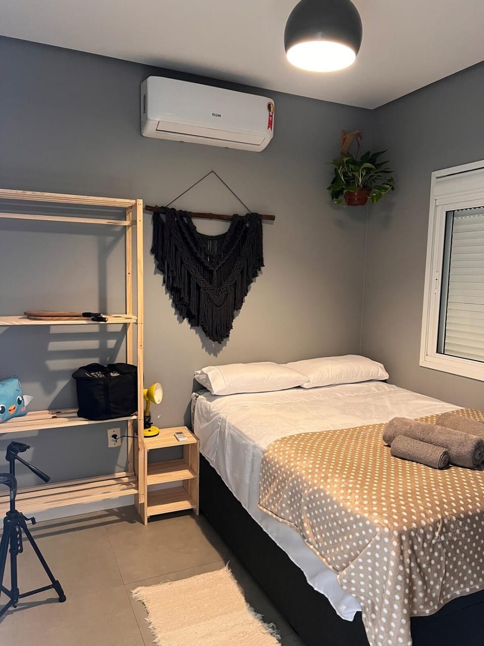 Bed, Bedroom, towels, air conditioner