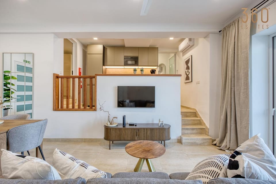 Communal lounge/ TV room, Bed, TV and multimedia, Living room, Photo of the whole room, Seating area, Evening entertainment, Bedroom