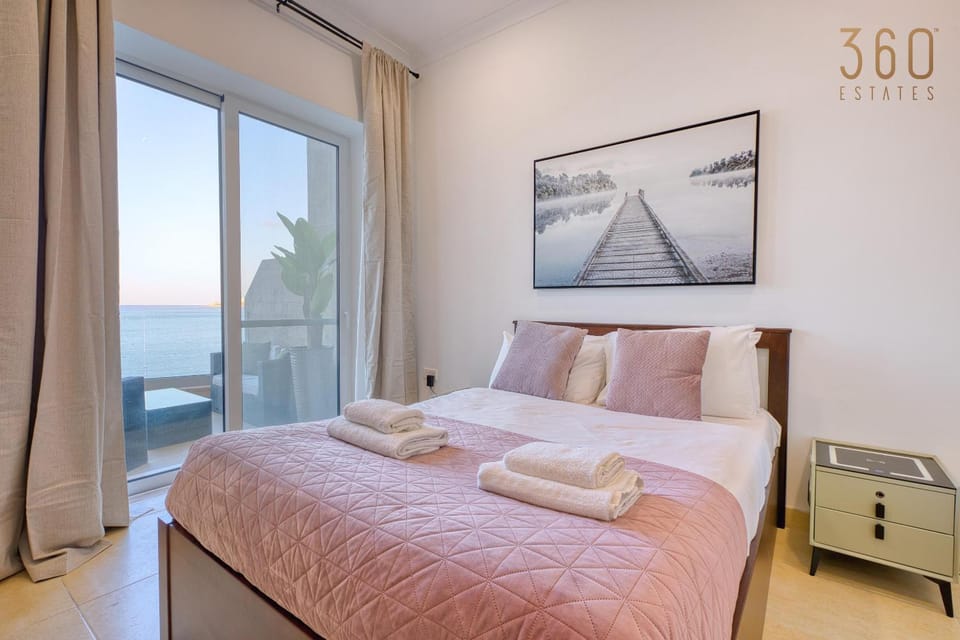 Bed, Natural landscape, Photo of the whole room, Bedroom, Sea view, towels