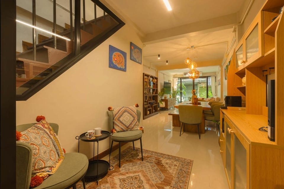 Facade/entrance, Coffee/tea facilities, Kitchen or kitchenette, Living room, Dining area, microwave, air conditioner