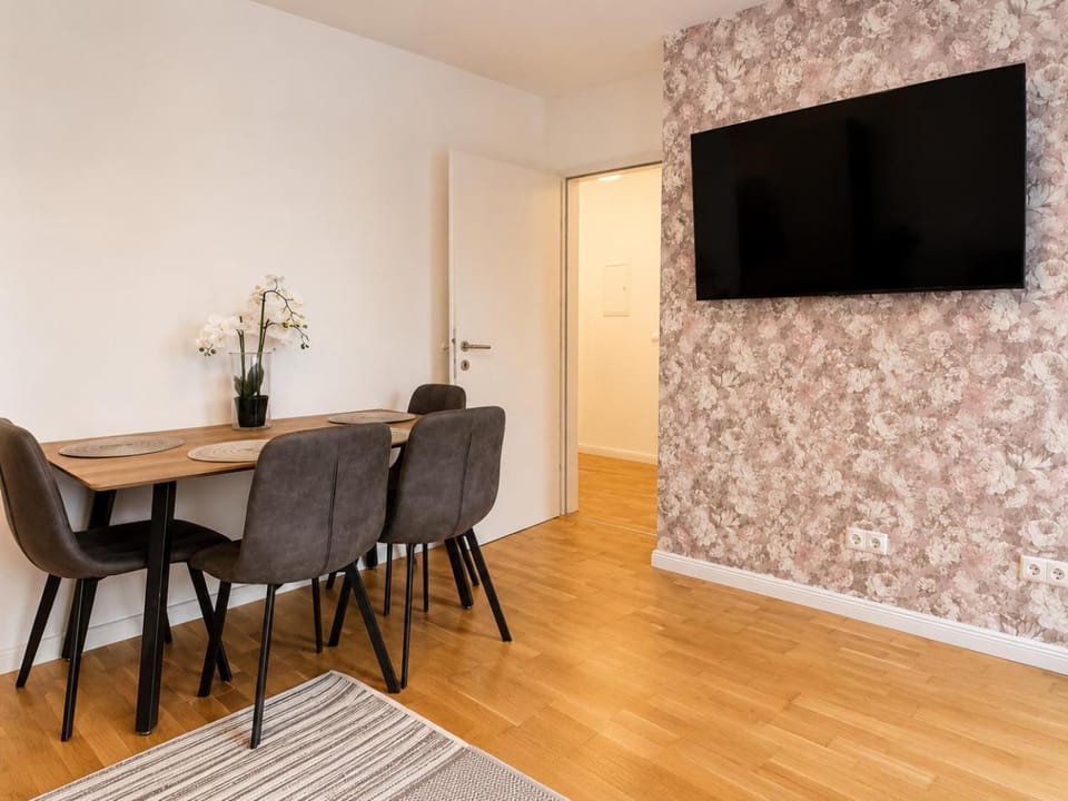 TV and multimedia, Seating area, Dining area