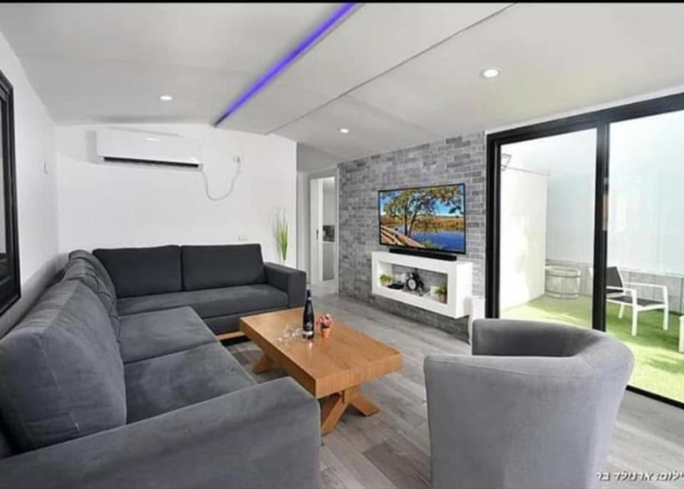 Communal lounge/ TV room, TV and multimedia, Living room, Seating area, Evening entertainment