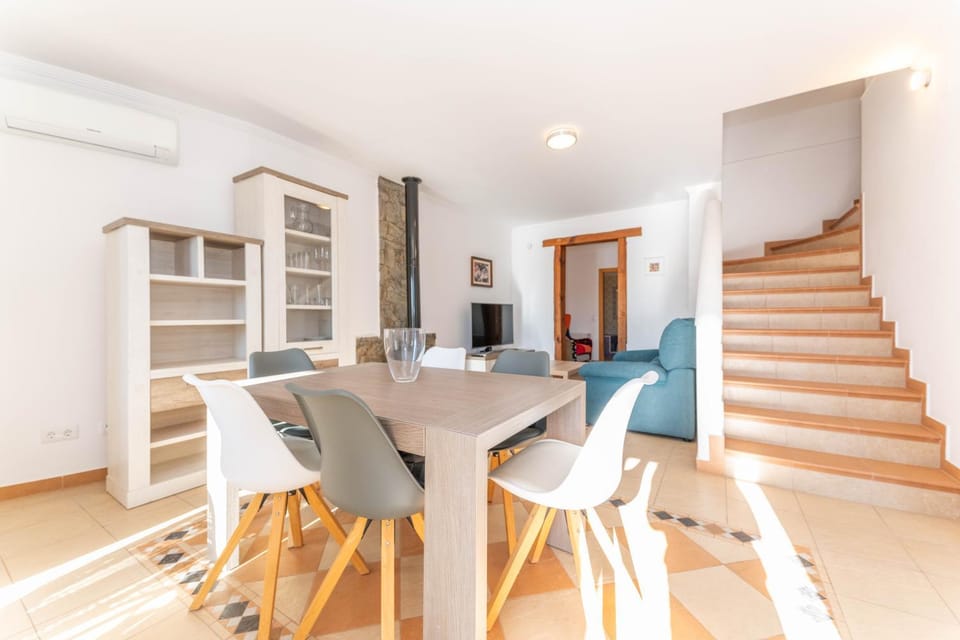 TV and multimedia, Living room, Dining area, fireplace, air conditioner