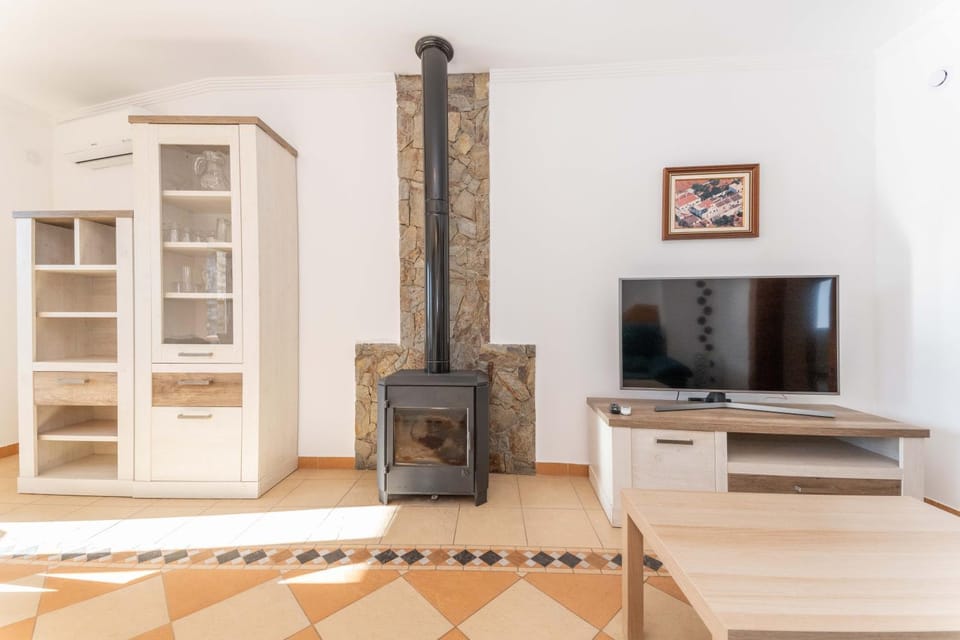 TV and multimedia, Living room, fireplace