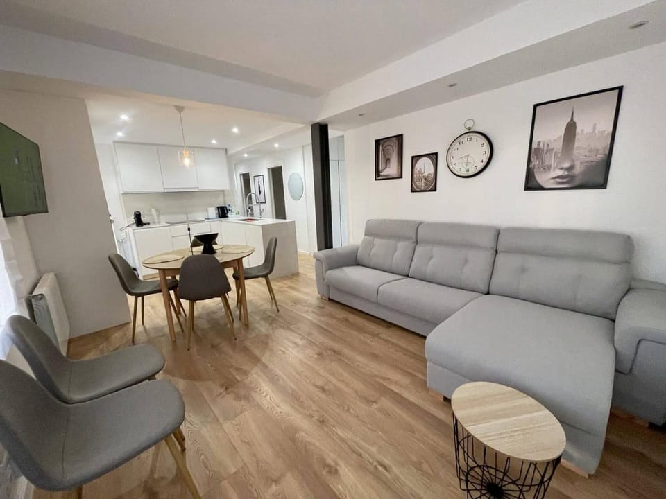 Luxurious 3-Bedroom Apartment with Pool Near Lloret de Mar Beach Apartment in Lloret de Mar (Bus Station)