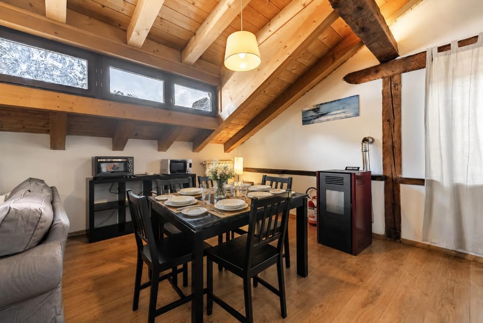 Living room, Seating area, Dining area, Lunch