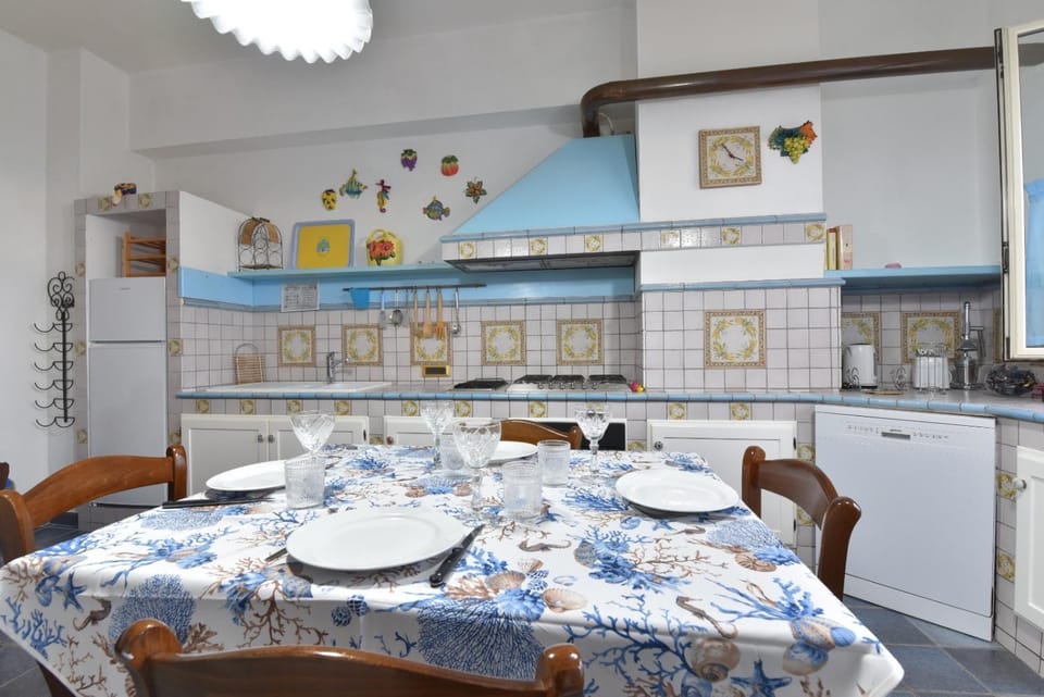 Kitchen or kitchenette, Dining area, oven, stove