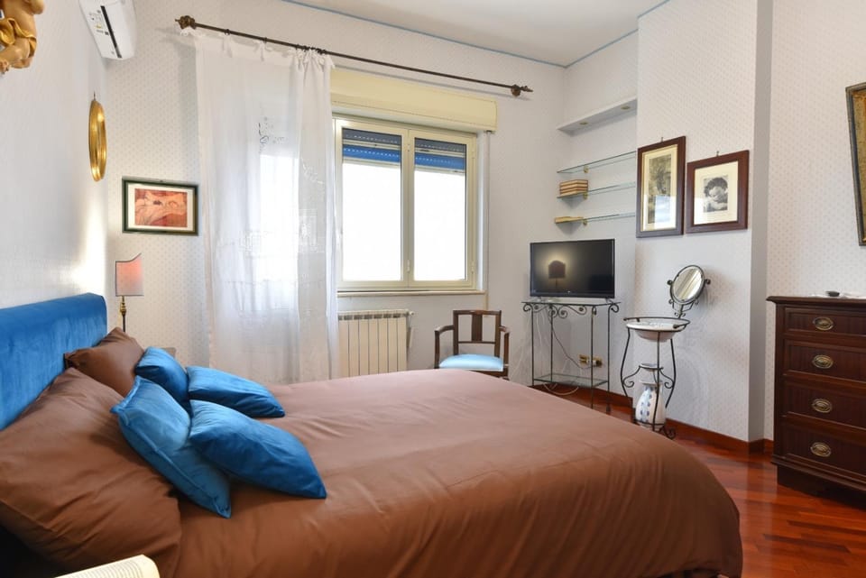Bed, TV and multimedia, Photo of the whole room, Bedroom