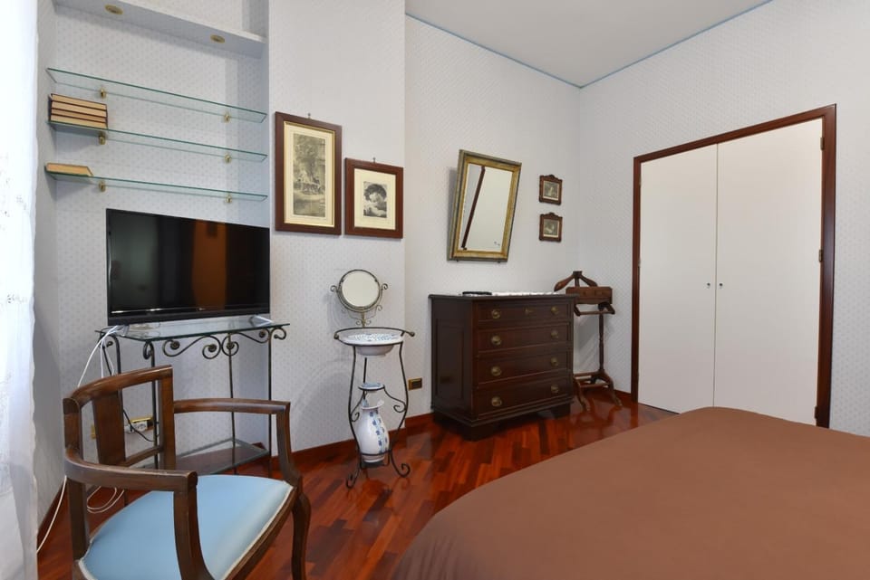 Bed, TV and multimedia, Photo of the whole room, Bedroom, wardrobe