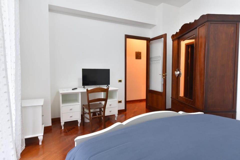 Bed, TV and multimedia, Photo of the whole room, Bedroom, wardrobe