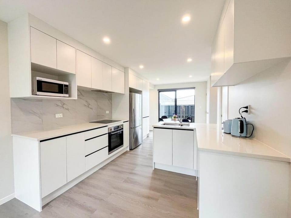 Sunshine Retreat Brand-New 4BR Close to Airport House in Auckland