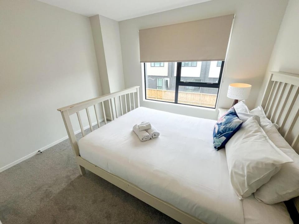 Sunshine Retreat Brand-New 4BR Close to Airport House in Auckland
