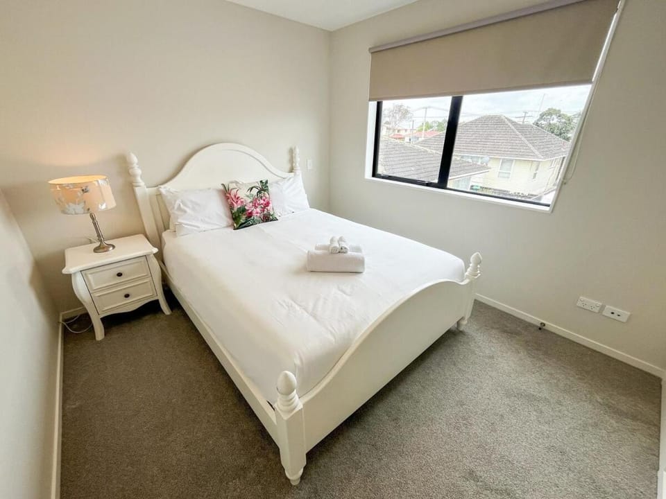 Sunshine Retreat Brand-New 4BR Close to Airport House in Auckland