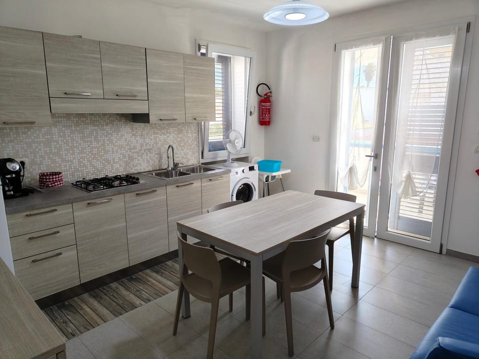 Kitchen or kitchenette, Dining area, stove