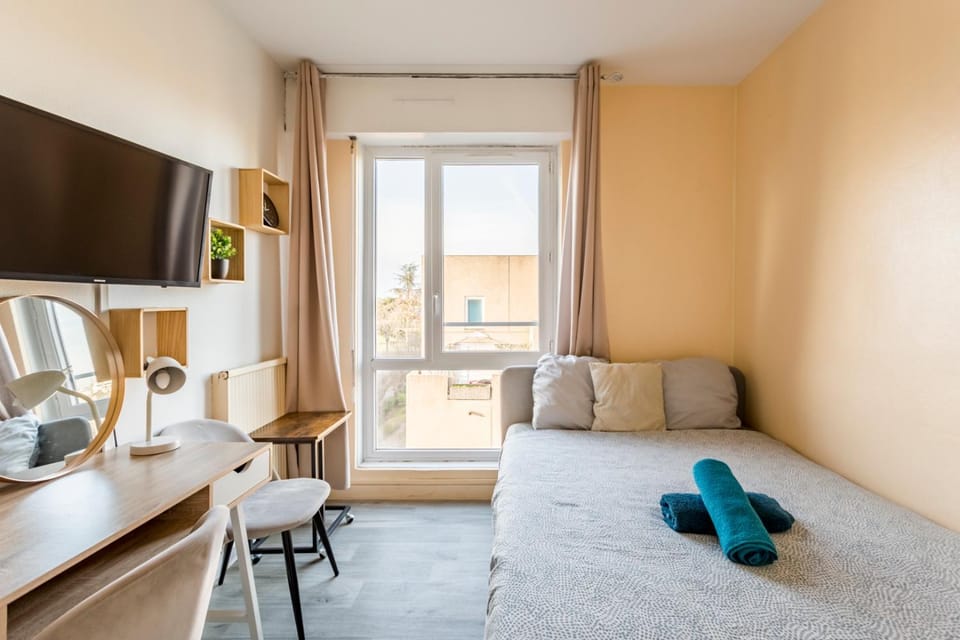 Chambre privative avec balcon, Netflix & fibre Campground/ 
RV Resort in Corbeil-Essonnes