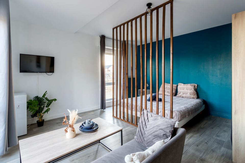 Chambre privative avec balcon, Netflix & fibre Campground/ 
RV Resort in Corbeil-Essonnes