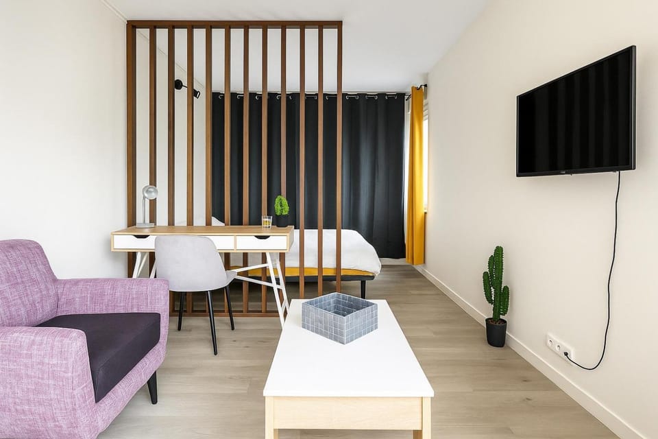 Chambre privative avec balcon, Netflix & fibre Campground/ 
RV Resort in Corbeil-Essonnes
