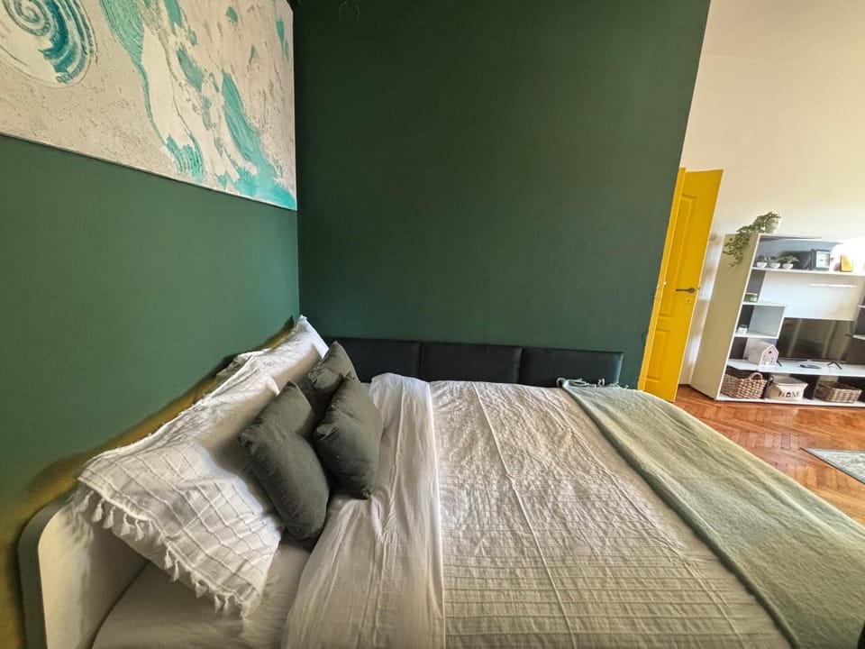 Bed, Living room, Photo of the whole room, Seating area, Bedroom