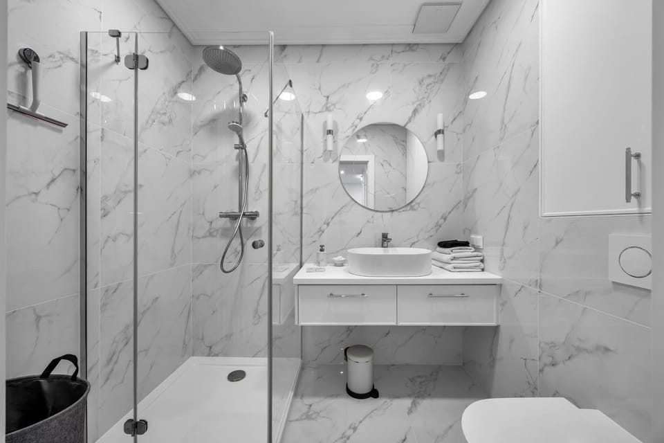 Shower, Toilet, Bathroom, towels