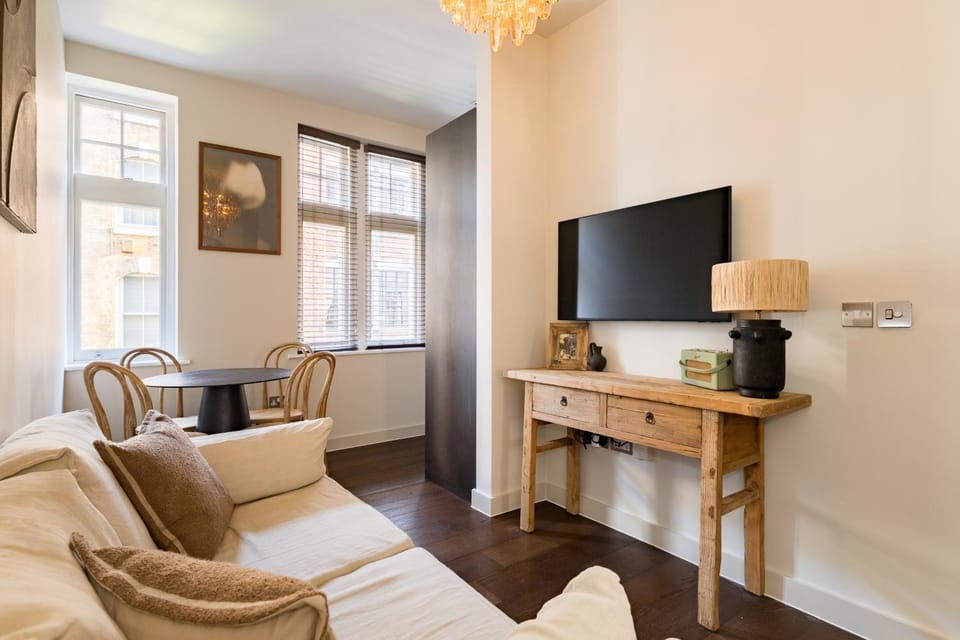 The Soho Apartment by HoK Living Apartment in City of Westminster