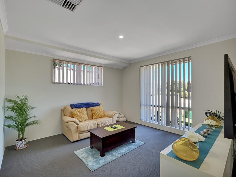 Spacious 3-Bed Home in Peaceful Byford House in Byford