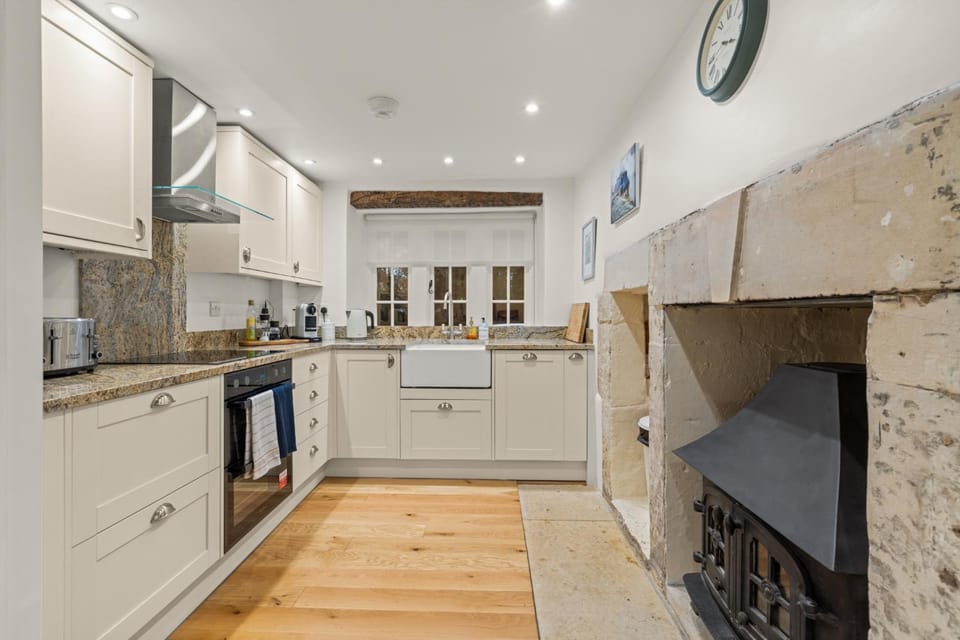 Coffee/tea facilities, oven, stove, toaster, kitchen