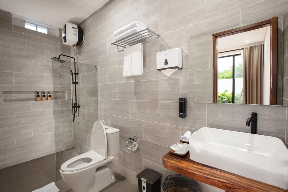 Shower, Toilet, Bathroom, bidet, towels
