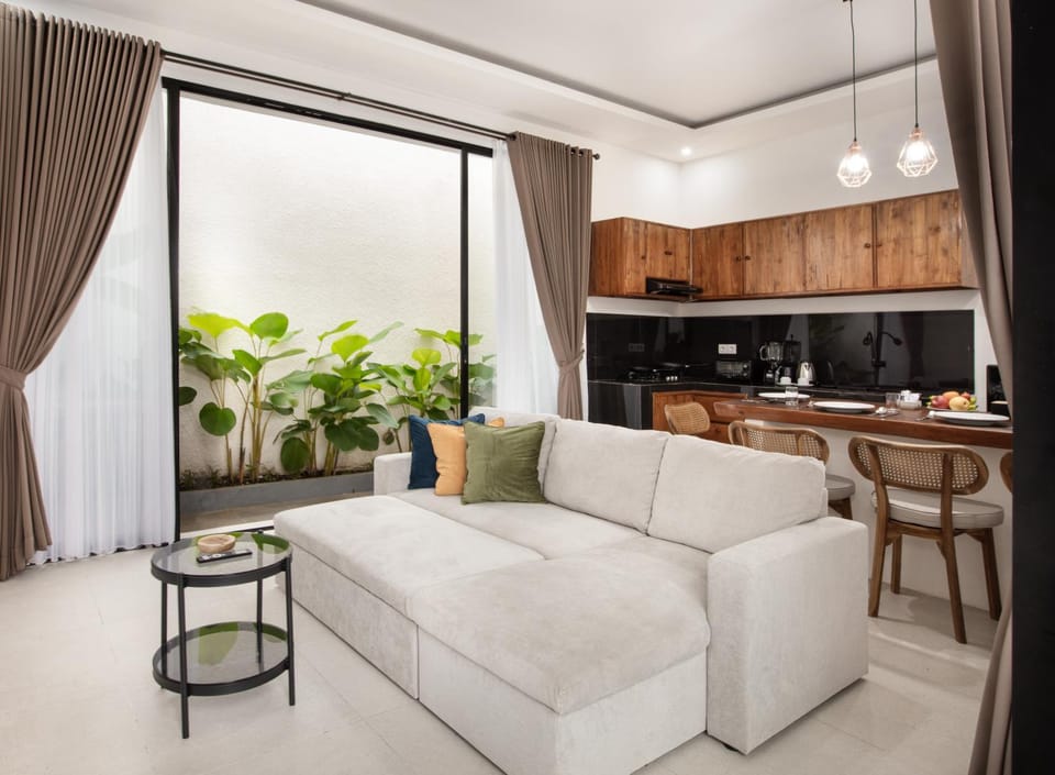 Kitchen or kitchenette, Living room, Seating area, Dining area, minibar, stove