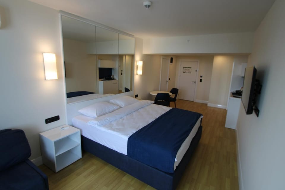 Communal lounge/ TV room, Bed, TV and multimedia, Living room, Photo of the whole room, Bedroom