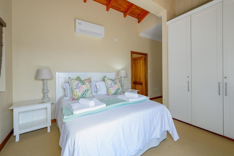 Bedroom, wardrobe, air conditioner