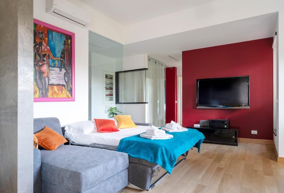 Bed, TV and multimedia, Living room