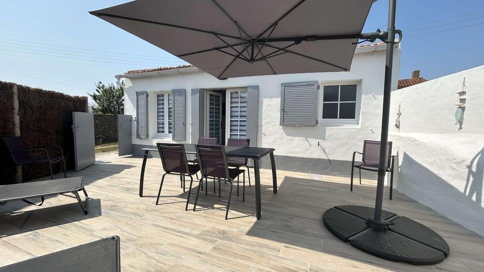 Property building, Balcony/Terrace, Dining area
