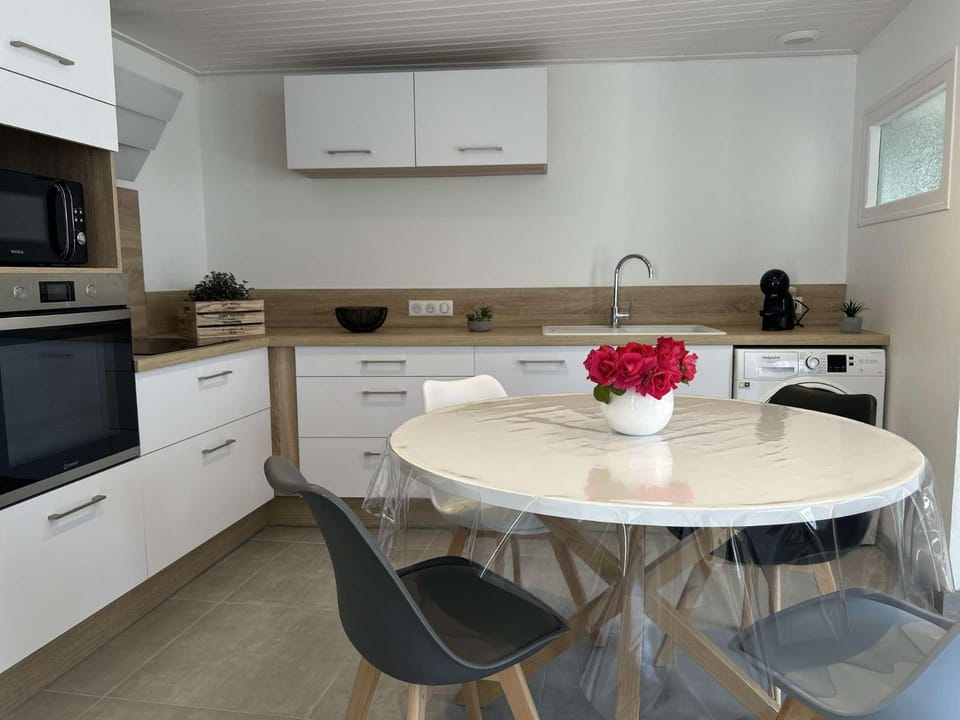Kitchen or kitchenette, Dining area, dishwasher, oven, toaster