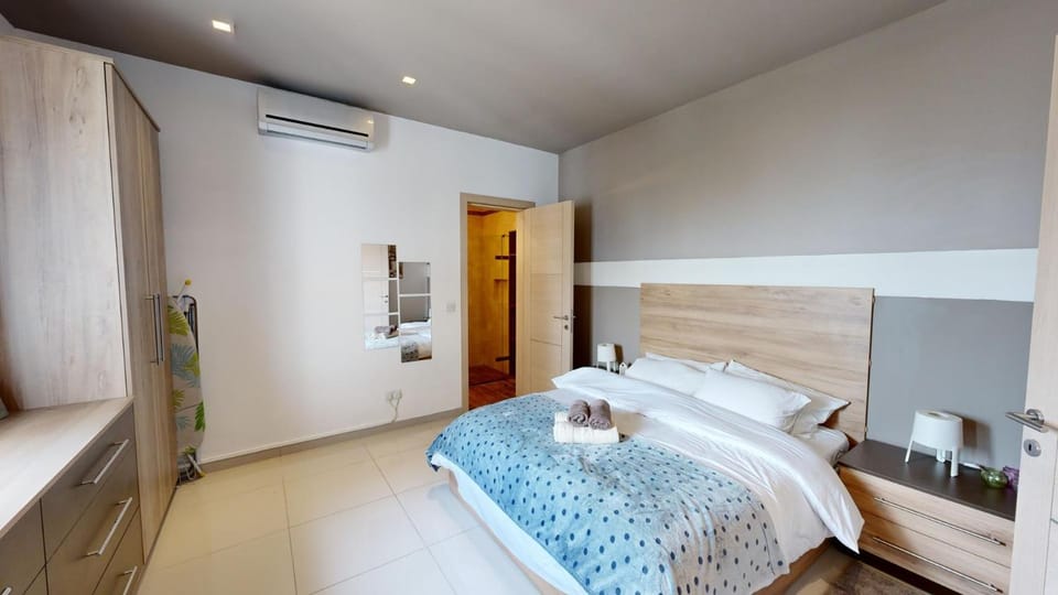 Bed, Bedroom, towels, air conditioner
