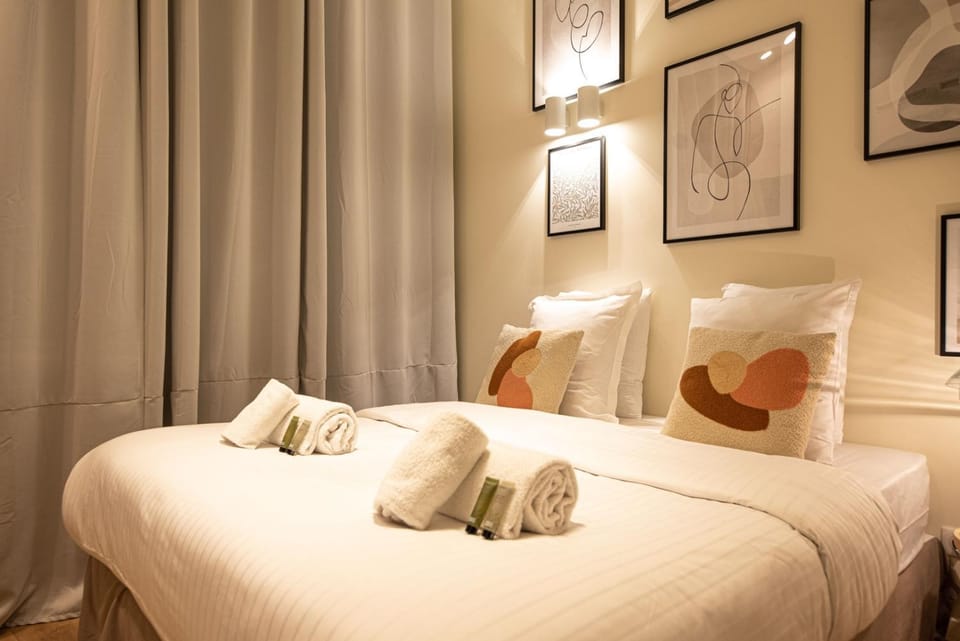 Bed, Photo of the whole room, Bedroom, towels
