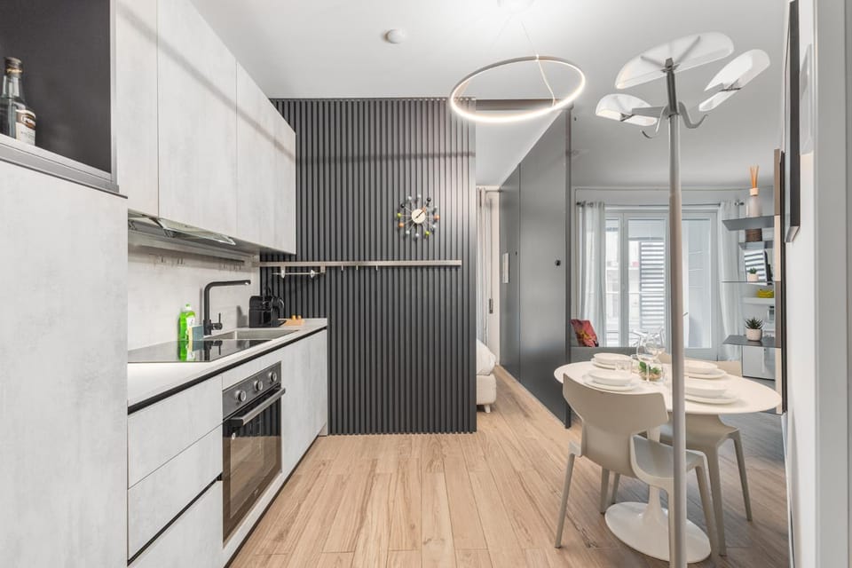 Kitchen or kitchenette, Dining area, oven