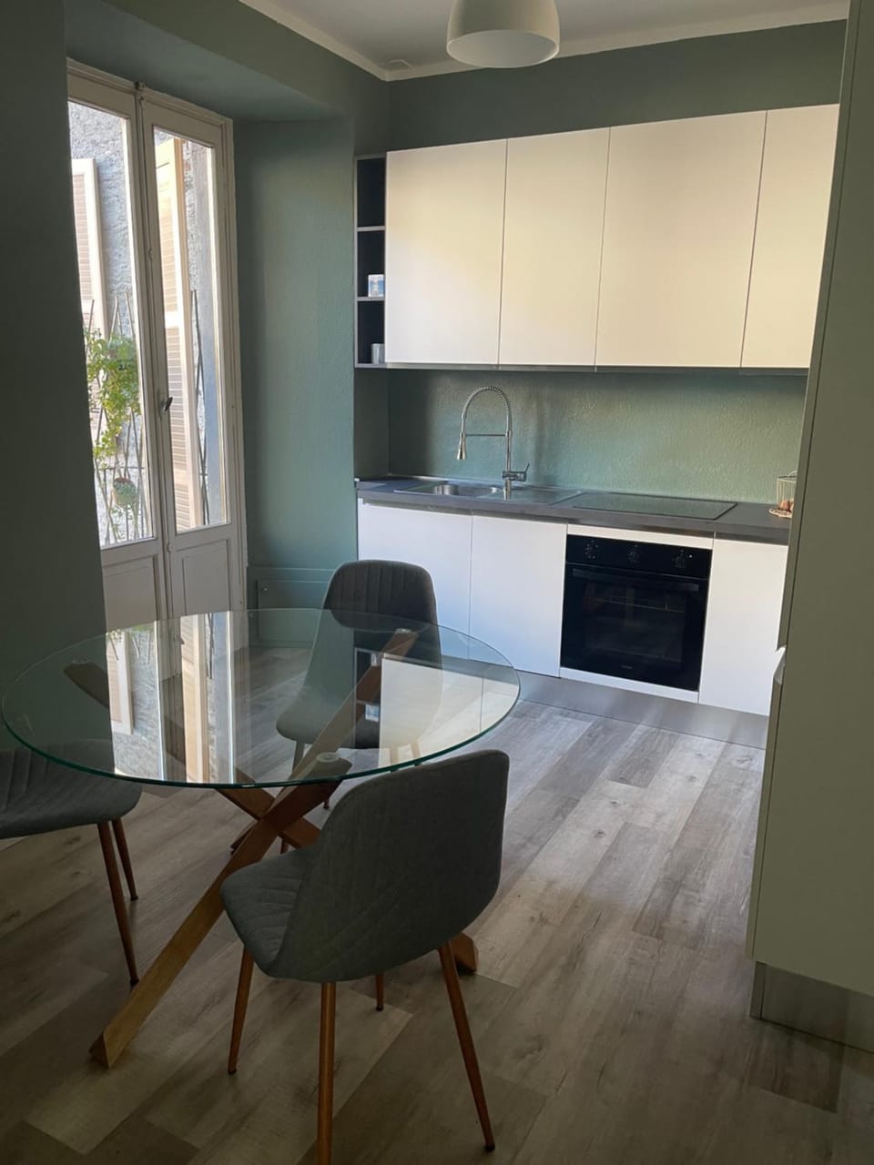 Kitchen or kitchenette, Dining area