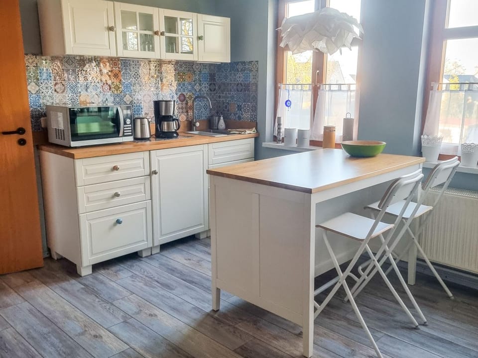 Coffee/tea facilities, Dining area, microwave, stove, toaster