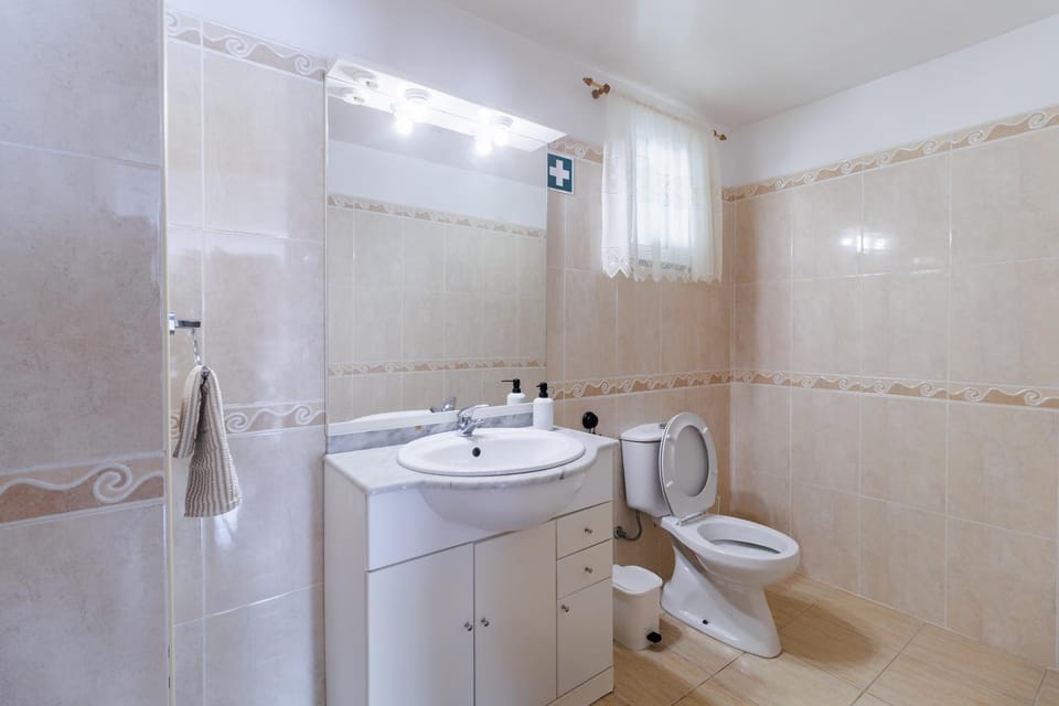Toilet, Bathroom, towels