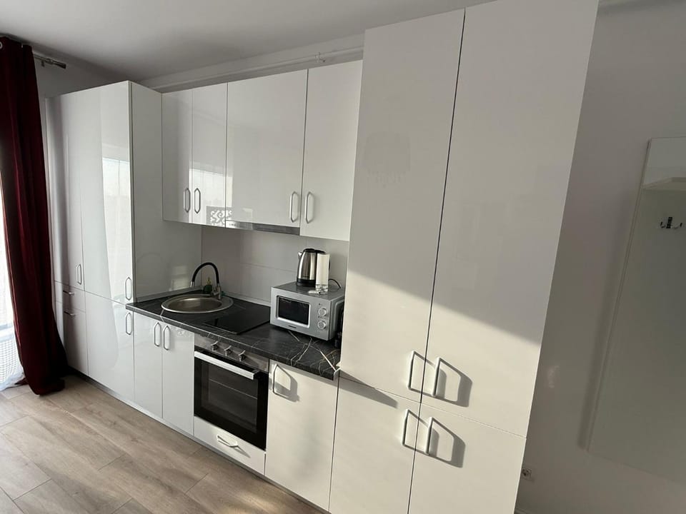 Coffee/tea facilities, Kitchen or kitchenette, stove