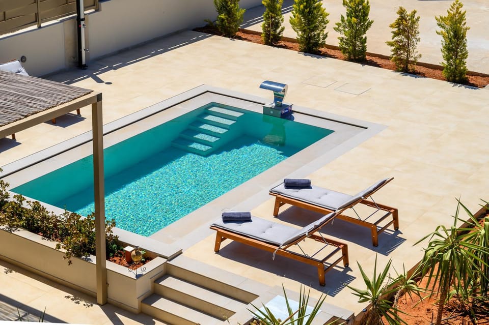 Patio, Day, Garden, Garden view, Pool view, Swimming pool, sunbed, towels