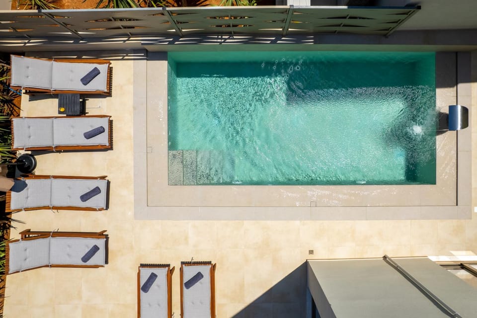 Day, Pool view, Swimming pool, sunbed, towels