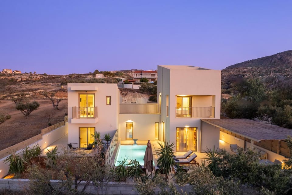 Property building, Patio, Natural landscape, Mountain view, Pool view, Swimming pool, sunbed