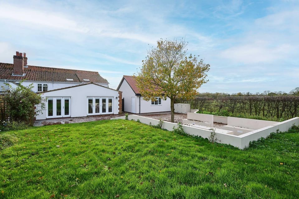 Property building, Day, Natural landscape, Garden, Garden view