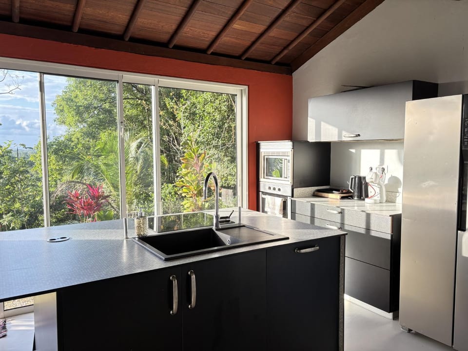 Coffee/tea facilities, Dining area, dishwasher, microwave, oven, stove, washing machine, kitchen