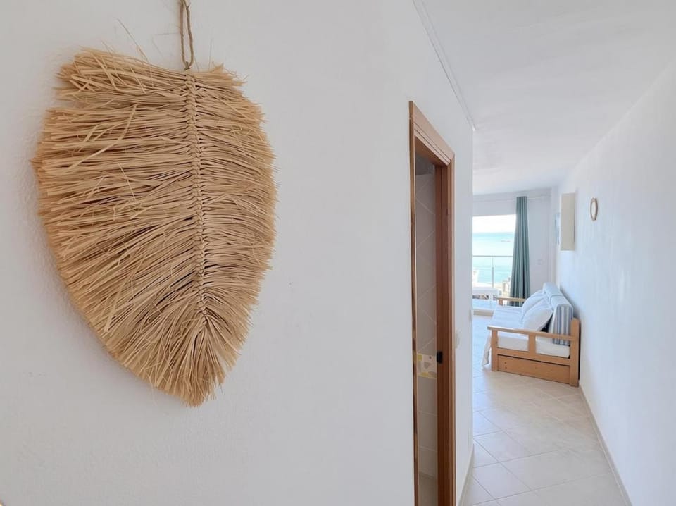 Apartamento frente al mar con balcón Apartment in Es Pujols