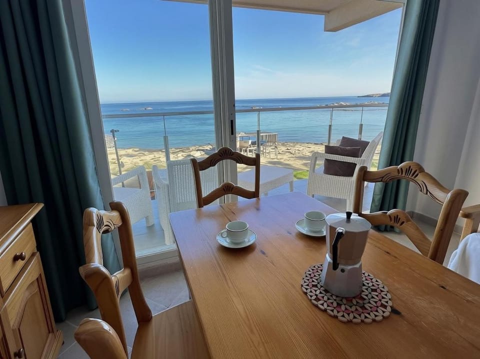 Apartamento frente al mar con balcón Apartment in Es Pujols